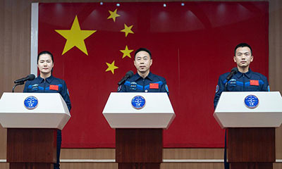 神舟十九号载人飞行任务航天员与记者见面