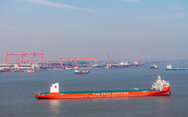 大型自航甲板船出海试航回港