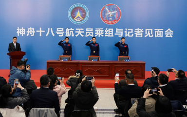 神十八乘组太空归来后首次公开亮相 期待早日重返太空