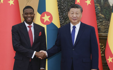 习近平会见格林纳达总理米切尔