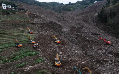 救灾第三天 四川筠连山体滑坡救援加力