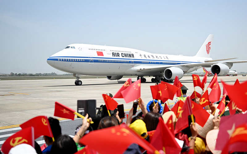 习近平乘坐的专机降落越南河内内排国际机场
