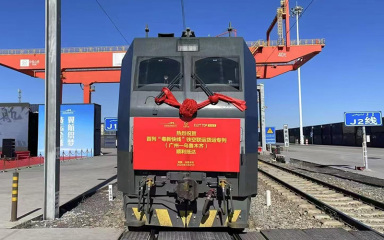 全国首趟中欧铁空联运班列抵达乌鲁木齐中转