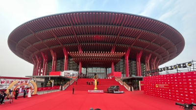 第十五届北京国际电影节闭幕红毯仪式举行