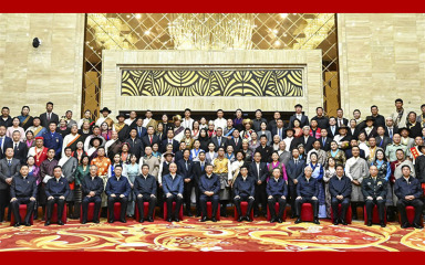 习近平接见西藏各族各界代表