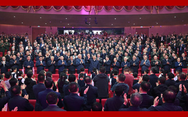 习近平观看庆祝西藏自治区成立60周年文艺晚会《雪域欢歌》