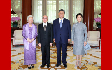 习近平夫妇会见柬埔寨国王西哈莫尼和太后莫尼列