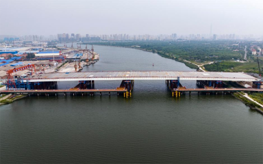 万吨级跨海河主桥钢箱梁精准就位