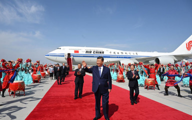 习近平率中央代表团抵达乌鲁木齐出席新疆维吾尔自治区成立70周年庆祝活动