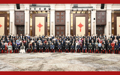 习近平接见新疆各族各界代表
