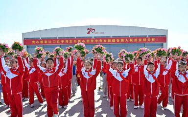 高清大图丨新疆各族群众热烈欢迎习近平总书记