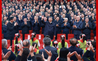 习近平观看庆祝新疆维吾尔自治区成立70周年文艺晚会《美丽新疆》