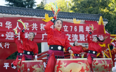 多彩活动迎“双节”