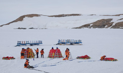 第42次南极考察丨通讯：“雪龙兄弟”共抵中山站　海陆空协同卸货