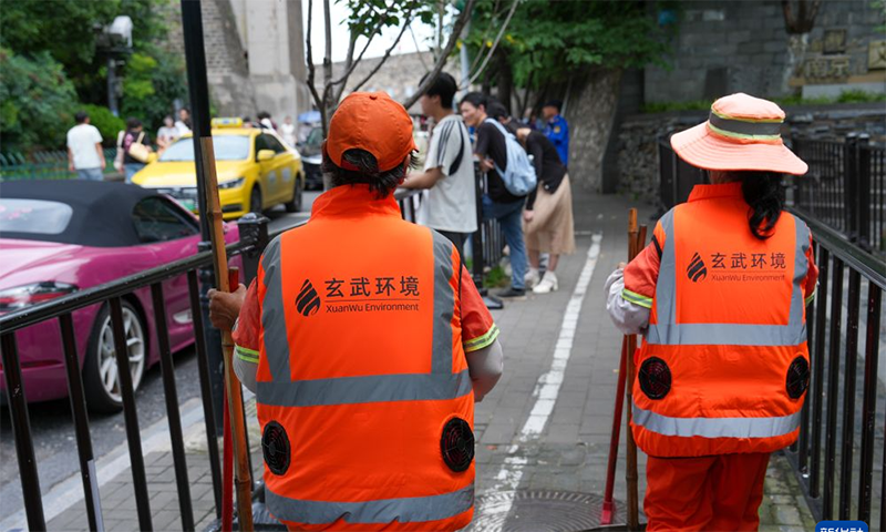 江苏南京：环卫工穿上&ldquo;空调马甲&rdquo;